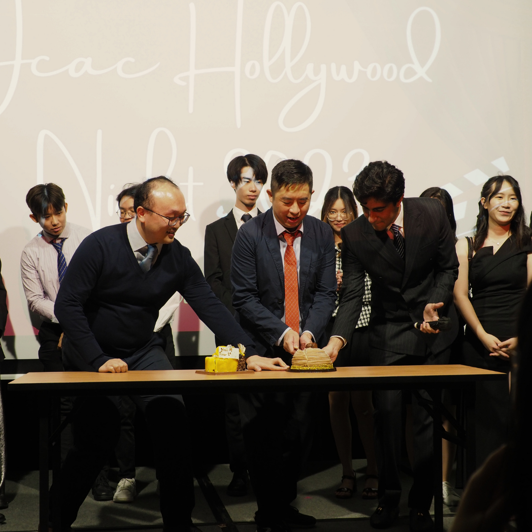 The RM and HRC cut the inaugaration cake